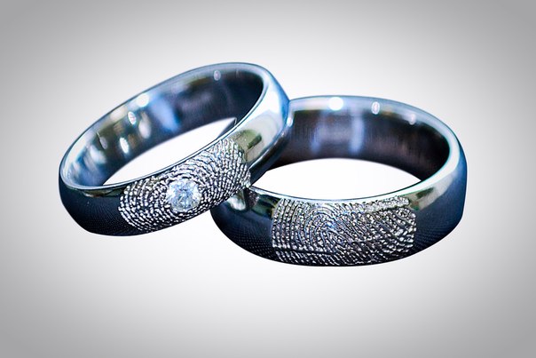 Обручальные кольца с отпечатком пальца супруга